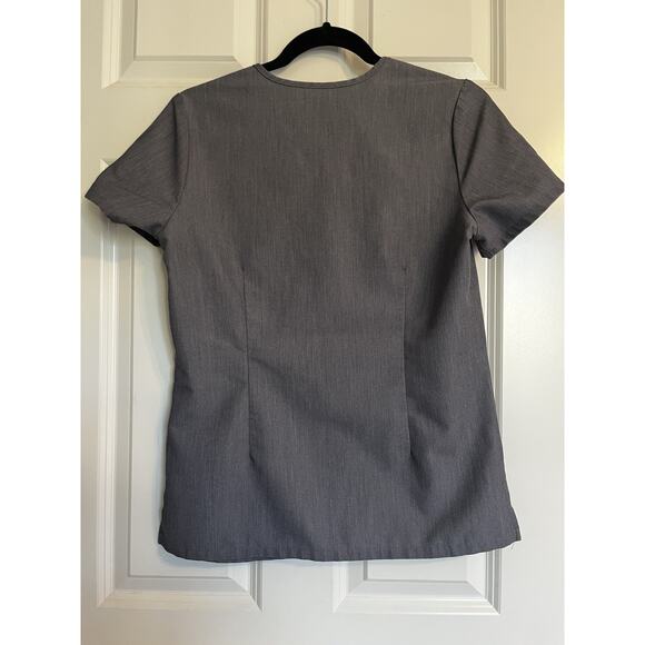 FIGS Catarina One-Pocket Scrub Top in Graphite Gray size Women's X Small - Picture 7 of 10